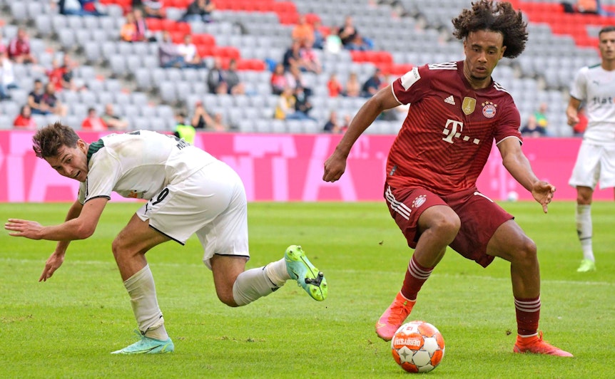 Gladbach-Verteidiger Joe Scally (l.) am 28. Juli 2021 in München im Zweikampf mit Bayern-Stürmer Joshua Zirkzee. Der Münchner hat den Ball vor sich.