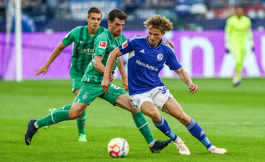 Gladbach-Profi Jonas Hofmann (l.) im Zweikampf mit Alex Kral (r.) während des Bundesliga-Duells bei Aufsteiger Schalke 04 (13. August 2022).