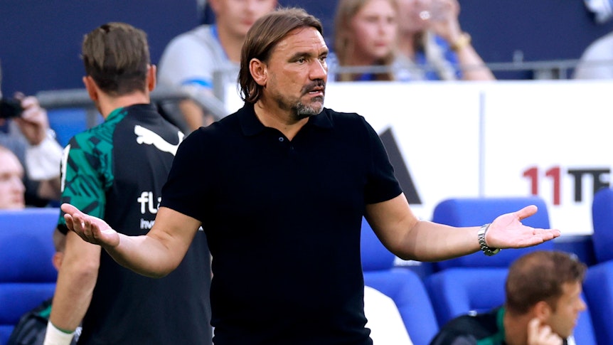 Gladbach-Trainer Daniel Farke währen der Bundesliga-Partie seiner Borussia bei Aufsteiger Schalke 04 am 13. August 2022. Farke gestikuliert.