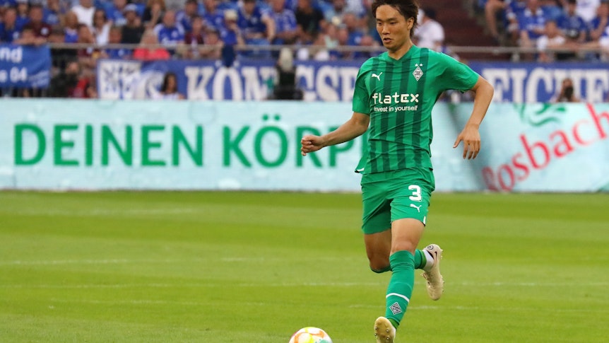 Ko Itakura von Borussia Mönchengladbach am 13. August 2022 beim Auswärtsspiel beim FC Schalke 04.