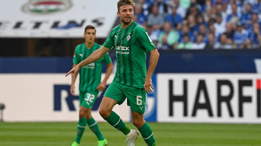 Christoph Kramer von Borussia Mönchengladbach erlebte am Samstag (13. August 2022) mit seinem Team ein bitteres Last-Minute-Remis beim FC Schalke 04. Das Foto zeigt ihn bei diesem Spiel in Aktion.