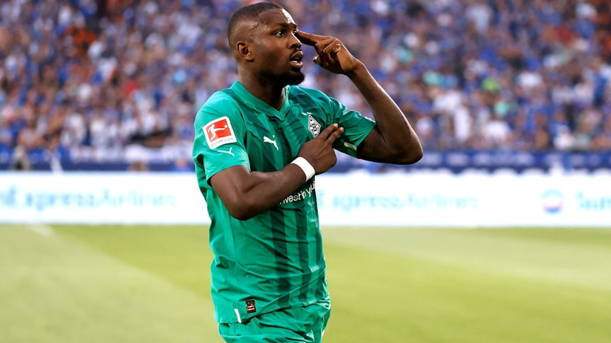 Marcus Thuram von Borussia Mönchengladbach jubelt nach seinem Abstauber Tor zum 1 : 2 beim Bundesliga-Duell gegen Schalke 04 am 13. August 2022.