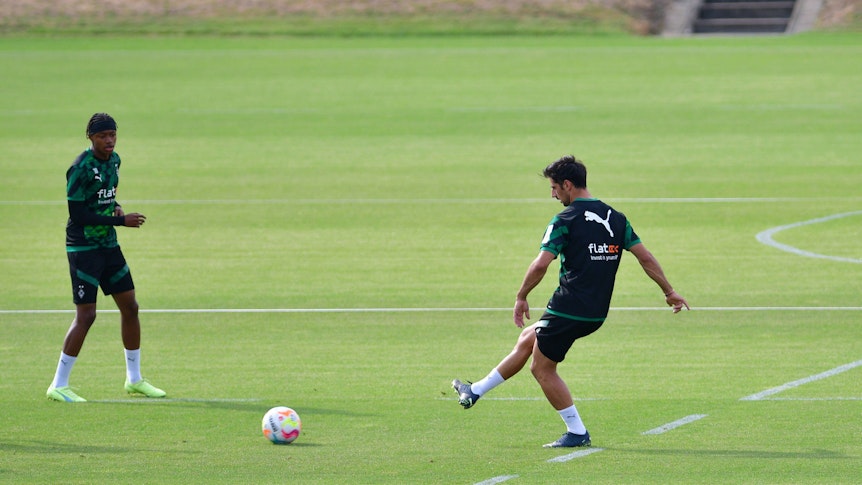 Lars Stindl (r.) von Borussia Mönchengladbach befindet sich nach seiner Faszien-Verletzung im Oberschenkel wieder im Training. Das Foto zeigt den Gladbach-Kapitän bei einer Übung mit Ball am 16. August 2022 auf dem Trainingsplatz im Borussia-Park.