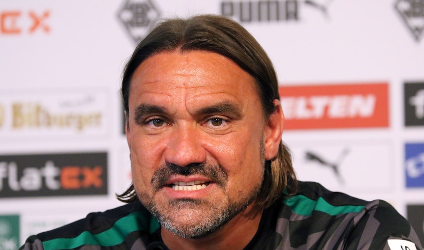 Gladbach-Trainer Daniel Farke. Auf diesem Bild ist der 45-Jährige während einer Pressekonferenz am 11. August 2022 im Borussia-Park zu sehen. Farke blickt in die Kamera des Fotografen.