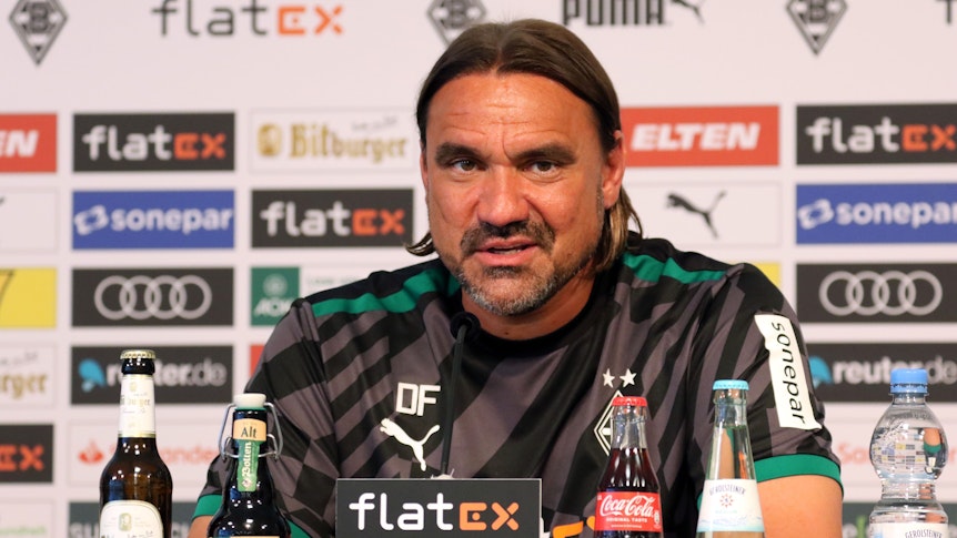 Daniel Farke, Trainer von Borussia Mönchengladbach, bei einer Pressekonferenz im Borussia-Park am 11. August 2022. Farke spricht in ein Mikrofon.