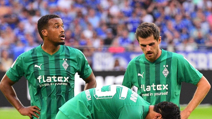 Alassane Plea (l.) und Jonas Hofmann (r.) beim Bundesliga-Spiel auf Schalke am 13. August 2022.