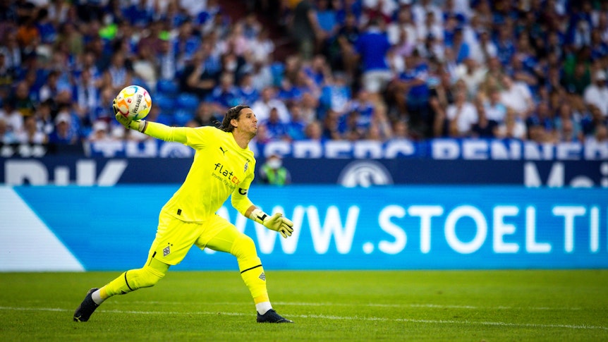 Gladbach-Star, Führungsspieler, Fan-Liebling: Der Schweizer Nationaltorhüter Yann Sommer, auf diesem Foto am 13. August 2022 beim Bundesliga-Spiel auf Schalke zu sehen.