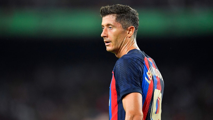 Ex-Bayern-München-Stürmer Robert Lewandowski, hier am 13. August 2022 im Spiel seines neuen Vereins FC Barcelona gegen Rayo Vallecano zu sehen. Er schaut zur Seite.