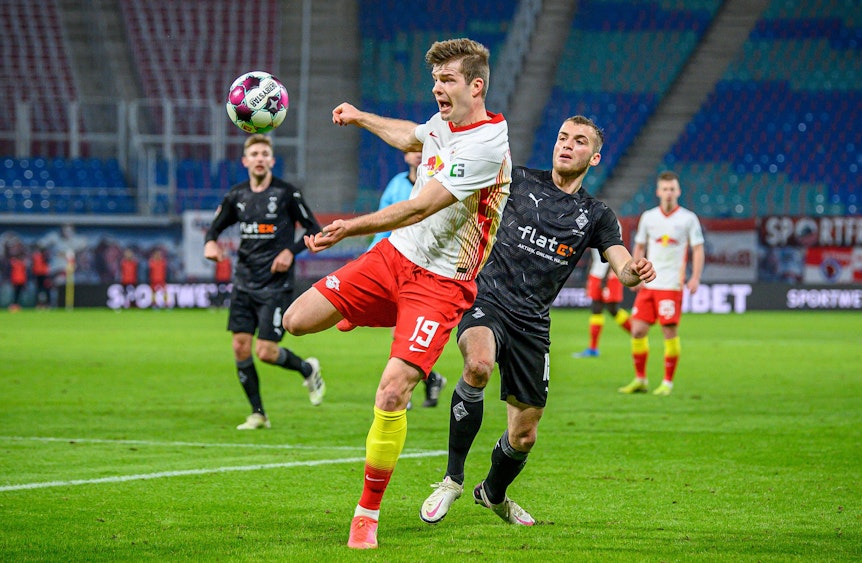 Leipzig-Stürmer Alexander Sörloth (l.) im Zweikampf mit Gladbach-Verteidiger Jordan Beyer (r.) am 27. Februar 2021 in der RB-Arena. Sörloth setzt zum Schuss an.