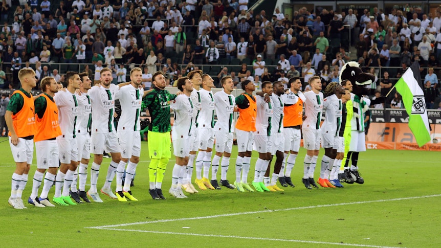 Die Spieler von Borussia Mönchengladbach feiern am Freitag (19. August 2022) gemeinsam mit den Fans in der Nordkurve den Heimsieg gegen Hertha BSC. Maskottchen Jünter ist auch dabei.