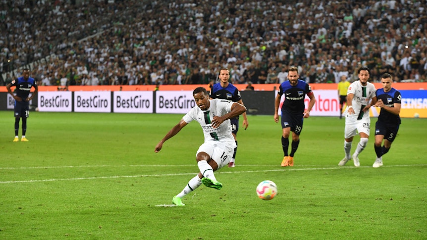 Alassane Plea bringt Borussia Mönchengladbach am 19. August 2022 per Elfmeter mit 1:0 gegen Hertha BSC in Führung.