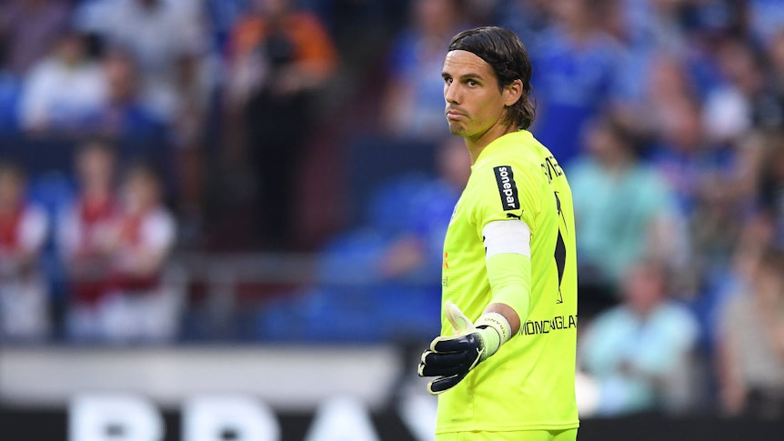 Torwart Yann Sommer von Borussia Mönchengladbach beim Auswärtsspiel gegen Schalke 04 am 13. August 2022. Sommer schaut mit fragendem Blick nach links.