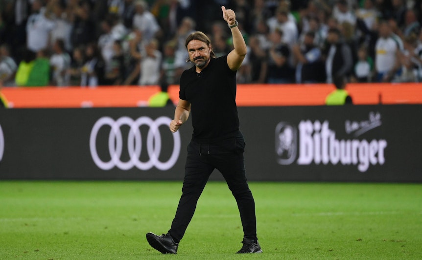 Trainer Daniel Farke von Borussia Mönchengladbach nach dem Spiel gegen Hertha BSC am 19. August 2022. Farke hebt den Daumen und bedankt sich bei den Fans.