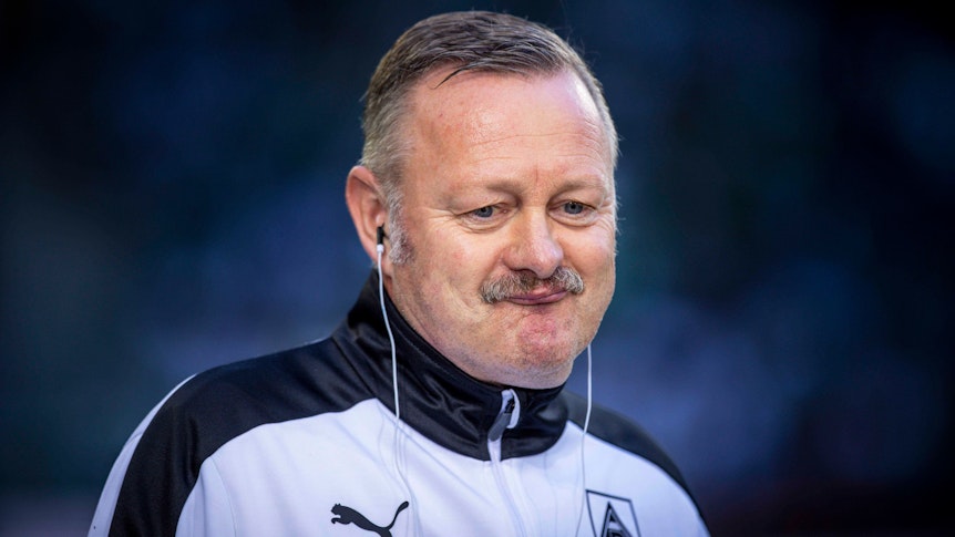 Sportdirektor Roland Virkus von Fußball-Bundesligist Borussia Mönchengladbach, hier zu sehen am 19. August 2022 im Borussia-Park. Er hat Kopfhörer in den Ohren.