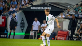 Ko Itakura von Borussia Mönchengladbach am 19. August 2022 beim Heimspiel gegen Hertha BSC. Er hat den Ball am Fuß.