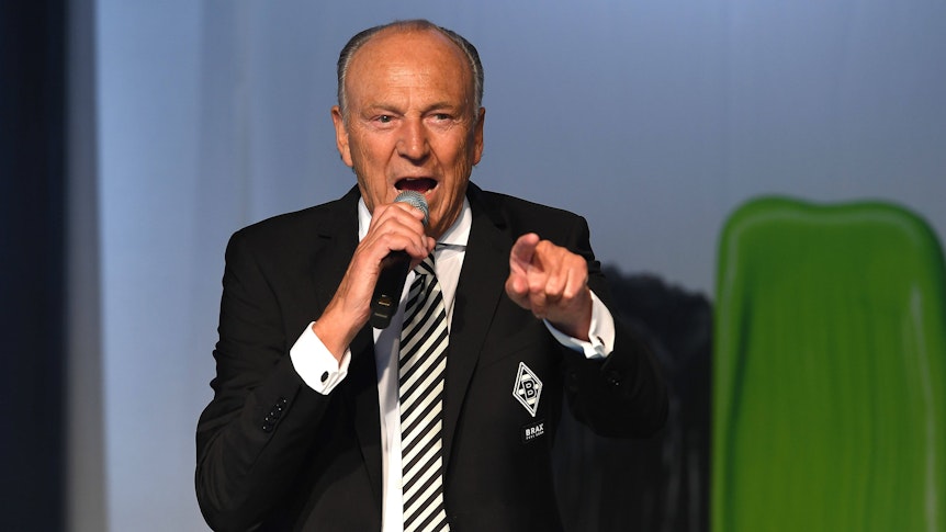 Rolf Königs, Präsident von Fußball-Bundesligist Borussia Mönchengladbach. Auf diesem Foto ist der erfolgreiche Unternehmer am 30. Mai 2022 auf der Mitgliederversammlung im Borussia-Park zu sehen. Königs hält ein Mikrofon in der rechten Hand macht eine Geste mit seiner linken Hand.