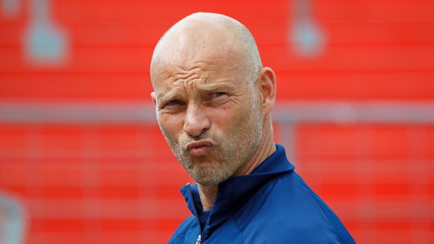 Ex-Gladbach-Profi und -Trainer Arie van Lent, hier zu sehen am 11. April 2021 in Unterhaching. Van Lent blickt skeptisch nach vorne.