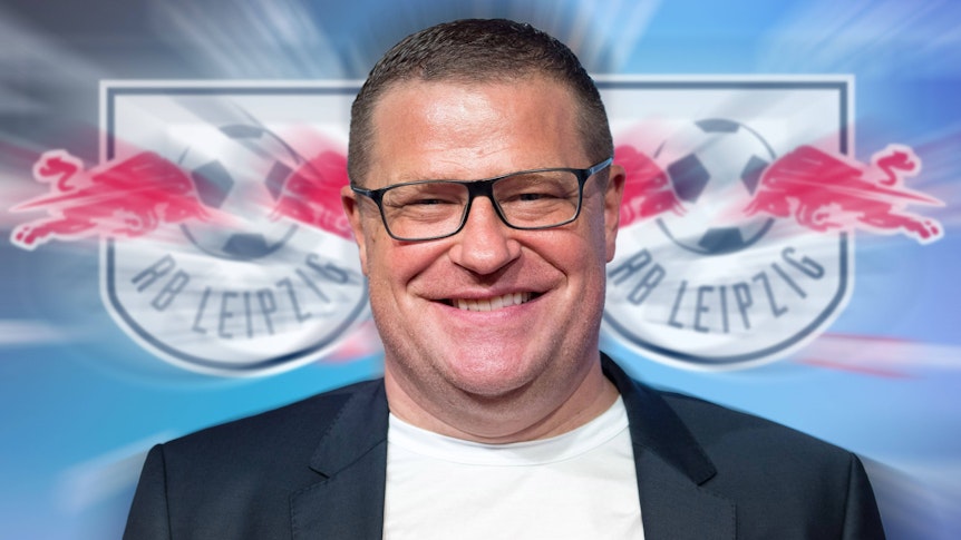 Eine Fotomontage zu den Gerüchten um Max Eberl. Der 48-Jährige wird nach seinem Rücktritt (28. Januar 2022) bei Fußball-Bundesligist Borussia Mönchengladbach aktuell mit einem neuen Job bei RB Leipzig in Verbindung gebracht. Das Foto zeigt Eberl bei der EXPRESS-Sportnacht am 28. August 2019. Im Hintergrund ist das RB-Logo gleich zwei Mal zu sehen.