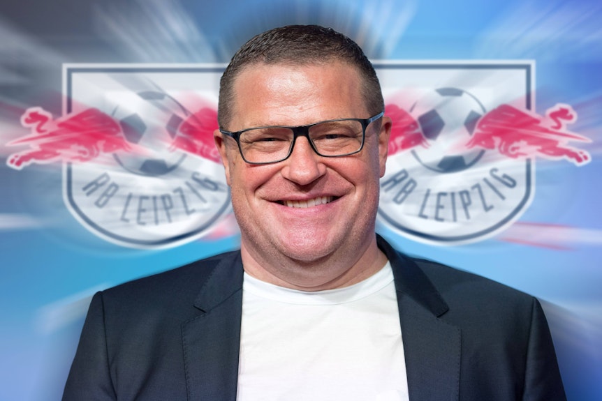 Eine Fotomontage zu den Gerüchten um Max Eberl. Der 48-Jährige wird nach seinem Rücktritt (28. Januar 2022) bei Fußball-Bundesligist Borussia Mönchengladbach aktuell mit einem neuen Job bei RB Leipzig in Verbindung gebracht. Das Foto zeigt Eberl bei der EXPRESS-Sportnacht am 28. August 2019. Im Hintergrund ist das RB-Logo gleich zwei Mal zu sehen.