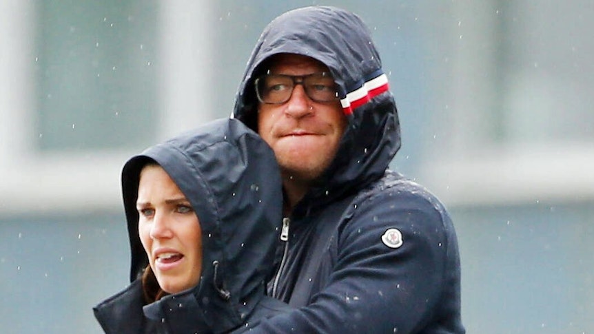 Ex-Gladbach-Manager Max Eberl (r.) schaut sich gemeinsam mit Lebensgefährtin Sedrina Schaller (l.) am 24. Juni 2022 ein Testspiel von Grasshopper Club Zürich gegen den FC Schaffhausen an. Die beiden umarmen sich.