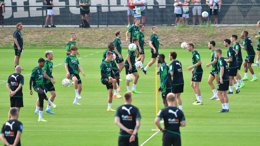 Das Team von Borussia Mönchengladbach hat am Dienstag (23. August 2022) die Vorbereitung auf das Top-Spiel beim FC Bayern München aufgenommen. Das Foto zeigt die Mannschaft bei einer Kurzpass-Übung auf dem Trainingsplatz im Borussia-Park.