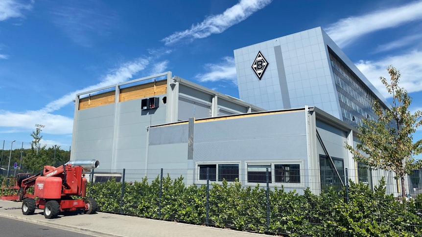 Die Baustelle im Borussia-Park am 24. August 2022. Hier entsteht ein neuer Kraftraum für die Bundesliga-Profis von Borussia Mönchengladbach. Im Hintergrund ist das H-Hotel zu sehen.