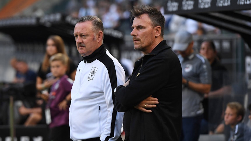 Sportdirektor Roland Virkus (l.) und Direktor Scouting Steffen Korell (r.) von Borussia Mönchengladbach. Das Foto zeigt die beiden Kaderplaner am 19. August 2022 im Rahmen des Bundesligaspiels gegen Hertha BSC im Borussia-Park.