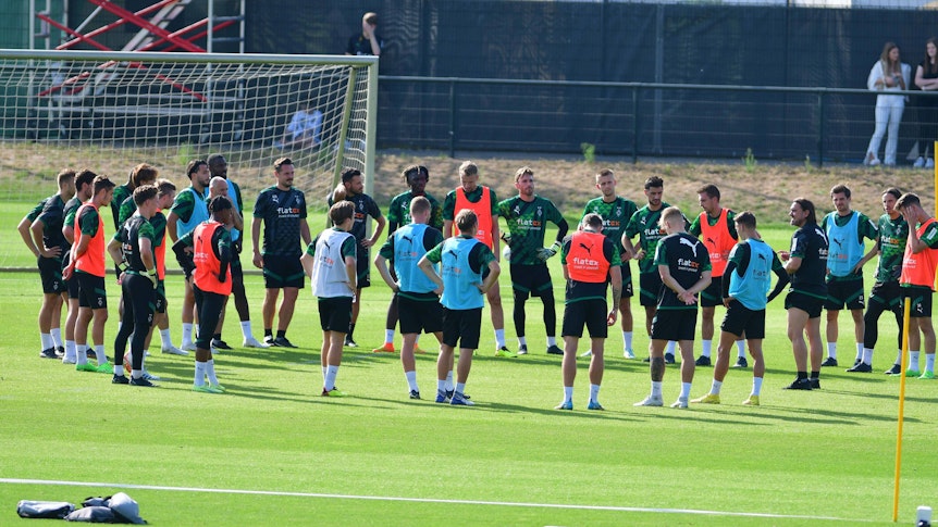 Das Team von Fußball-Bundesligist Borussia Mönchengladbach bei einer Trainingseinheit im Borussia-Park am 24. August 2022. Trainer Daniel Farke hat die Mannschaft in einen Kreis zusammengerufen und hält eine Ansprache.