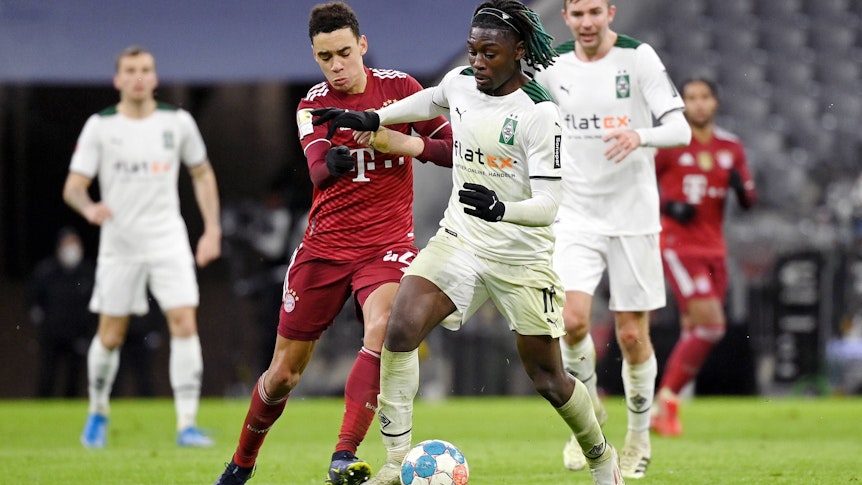 Borussia Mönchengladbach tritt am 4. Bundesliga-Spieltag (27. August 2022/18.30 Uhr) beim FC Bayern München an. Das Foto zeigt Bayerns Jamal Musiala (l.) im Duell mit Gladbachs Manu Koné (r.) am 7. Januar 2022.