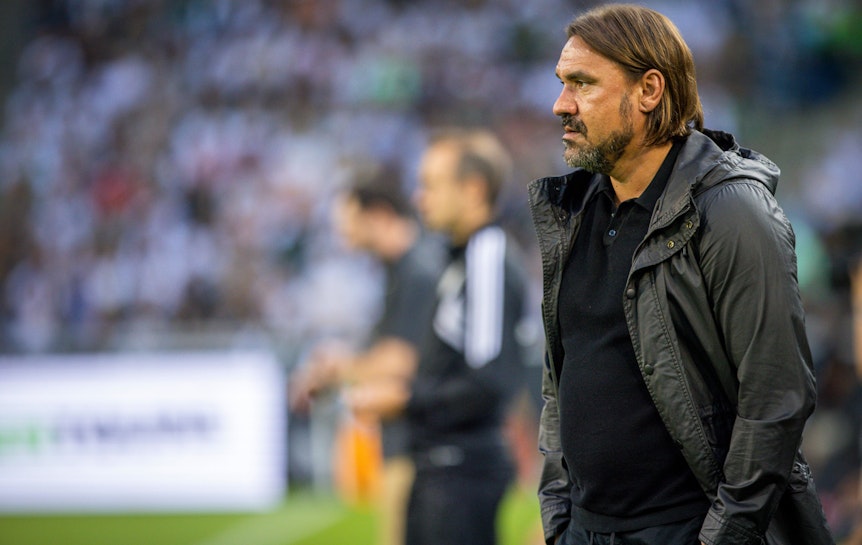 Gladbach-Trainer Daniel Farke, auf diesem Foto ist der Fußballlehrer am 19. August 2022 im Borussia-Park zu sehen. Farke blickt auf das Spielfeld.