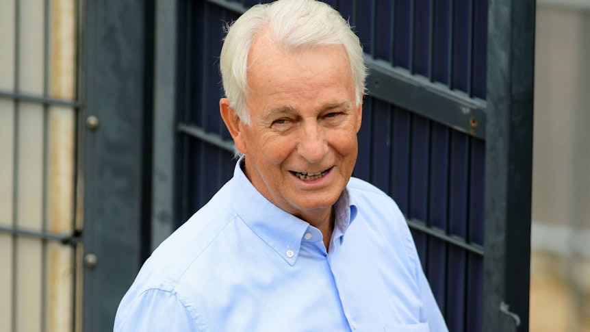 Rainer Bonhof, Vizepräsident von Borussia Mönchengladbach, geht voller Vorfreude und Mut in das Duell beim FC Bayern München. Das Foto zeigt den 70-Jährigen am 17. August 2022 bei einem Trainingsbesuch im Borussia-Park.