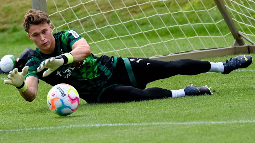 Jan Olschowsky, Nachwuchs-Keeper bei Borussia Mönchengladbach, hat bei einer Trainingseinheit am 4. August 2022 den Ball im Blick.