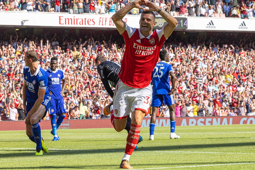 Ex-Gladbach-Kapitän Granit Xhaka feiert seinen Treffer beim Sieg seines aktuellen Klubs Arsenal London gegen Leicester City in der Premier League am 13. August 2022. Xhaka macht eine Geste und formt mit seinen Händen ein Herz.