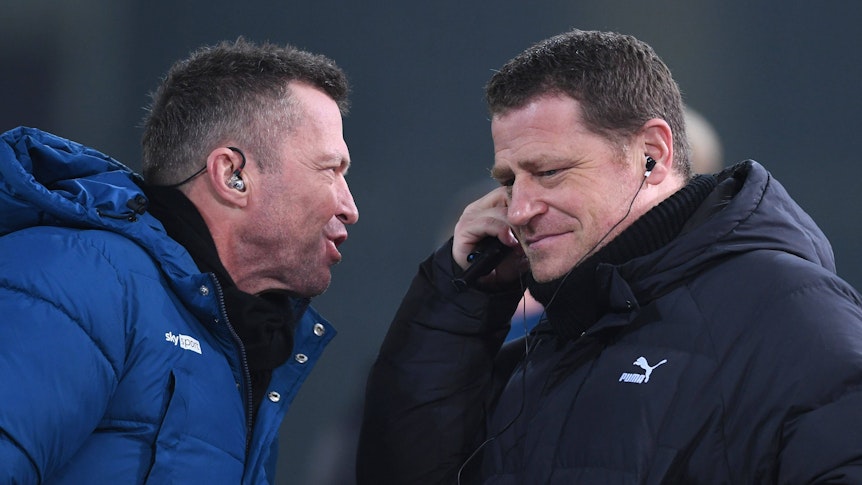 Weltmeister und TV-Experte Lothar Matthäus im Gespräch mit Ex-Gladbach-Manager Max Eberl im Borussia-Park. Dieses Foto stammt vom 15. Januar 2022. Eberl lächelt während Matthäus zu ihm spricht.
