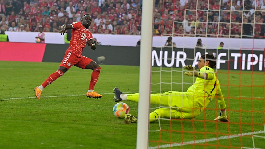 Bayern-München-Star Sadio Mané scheitert an Gladbach-Keeper Yann Sommer während des Bundesliga-Topspiels am 27. August 2022 in der Allianz-Arena. Sommer pariert mit dem Fuß.