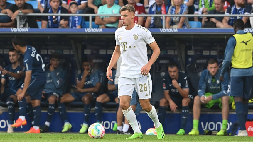 Gabriel Vidovic von Bayern München im Bundesliga-Duell gegen den VfL am 21. August 2022 im Ruhrstadion. Er hat den Ball am rechten Fuß.