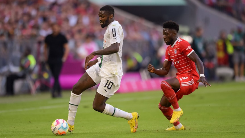 Borussia Mönchengladbach hat am Samstagabend (27. August 2022) 1:1 beim FC Bayern München gespielt. Marcus Thuram (l.), hier im Duell gegen Alphonso Davies (r.), erzielte das Tor für die Fohlen.