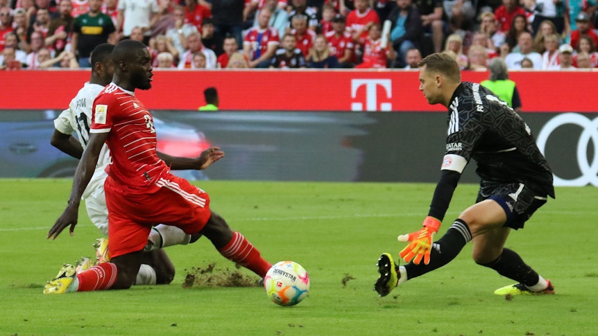 Marcus Thuram (verdeckt) trifft am 27. August 2022 zum 1:0 für Borussia Mönchengladbach gegen den FC Bayern München. Manuel Neuer und Dayot Upamecano können nicht mehr eingreifen.