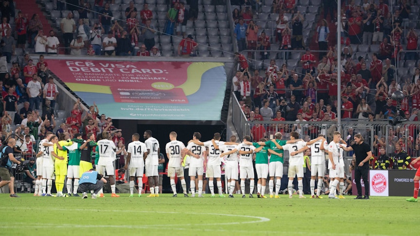 Borussia Mönchengladbach hat am Samstagabend (27. August 2022) ein 1:1-Remis beim FC Bayern München erspielt. Das Foto zeigt das Team nach Abpfiff beim Feiern mit einigen mitgereisten Fans.