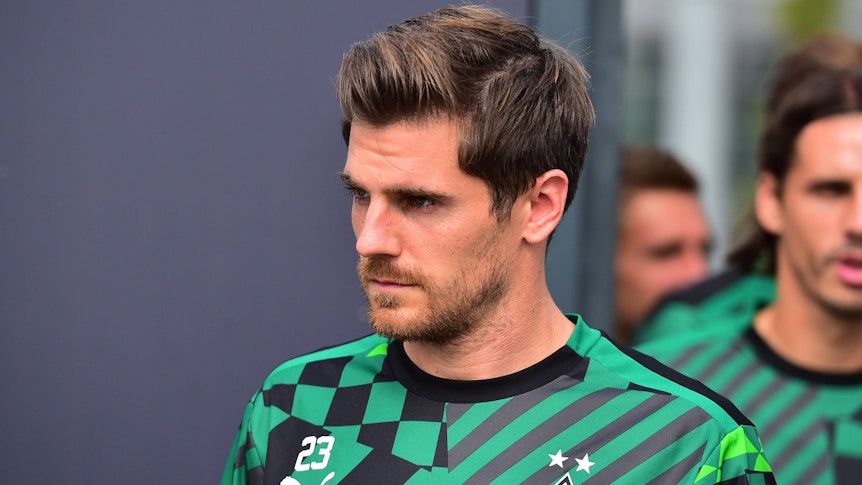 Jonas Hofmann, Spieler von Borussia Mönchengladbach, hier bei einer Trainingseinheit am 23. August 2022, bewundert einen Gegenspieler des FC Bayern München besonders.