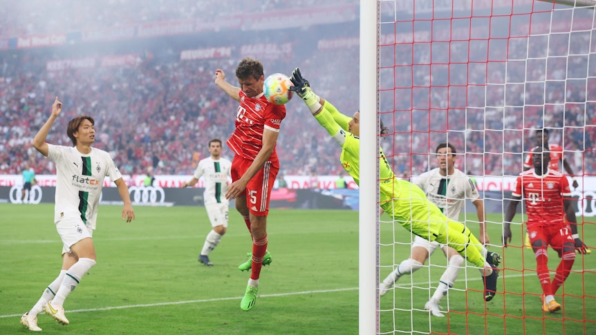 Yann Sommer (gelb) rettet für Borussia Mönchengladbach gegen Thomas Müller (rot) vom FC Bayern München. Die Gladbacher spielten am 27. August 2022 1:1 in der Allianz-Arena.