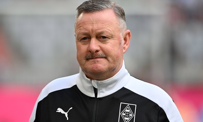 Sportdirektor Roland Virkus von Fußball-Bundesligist Borussia Mönchengladbach, hier zu sehen am Samstag (27. August 2022) am Rande des Bundesliga-Topspiels beim FC Bayern München. Virkus trägt eine schwarz-weiße Trainingsjacke.