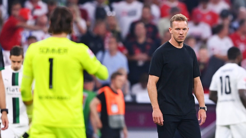 Ein Blick, der einiges zum Ausdruck bringt: Bayern-München-Trainer Julian Nagelsmann (r.) schaut sichtlich angefressen zu Gladbach-Keeper Yann Sommer (l., im gelben Trikot) nach dem 1:1-Remis im Bundesliga-Topspiel (27. August 20222) hinüber. Nagelsmann ist in Schwarz gekleidet.