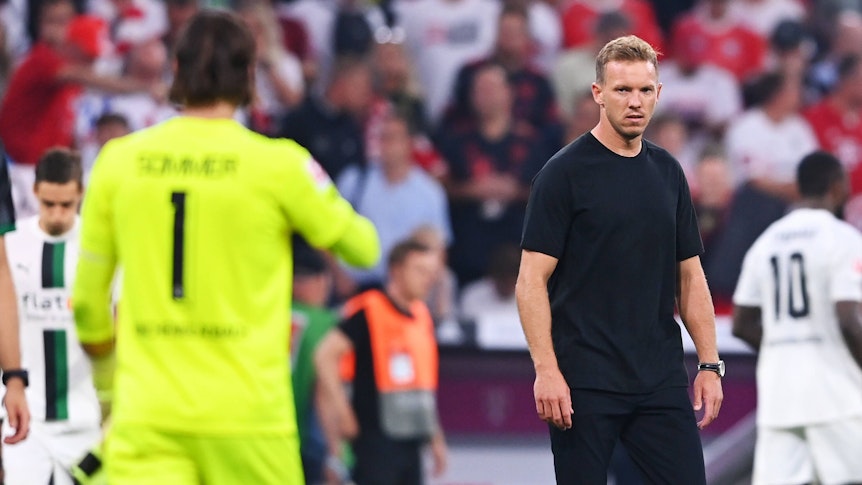 Ein Blick, der einiges zum Ausdruck bringt: München-Trainer Julian Nagelsmann (r.) schaut sichtlich angefressen zu Gladbach-Keeper Yann Sommer (l., im gelben Trikot) nach dem 1:1-Remis im Bundesliga-Topspiel (27. August 20222) hinüber. Sommer hatte die Bayern mit zig Paraden zur Verzweiflung gebracht.