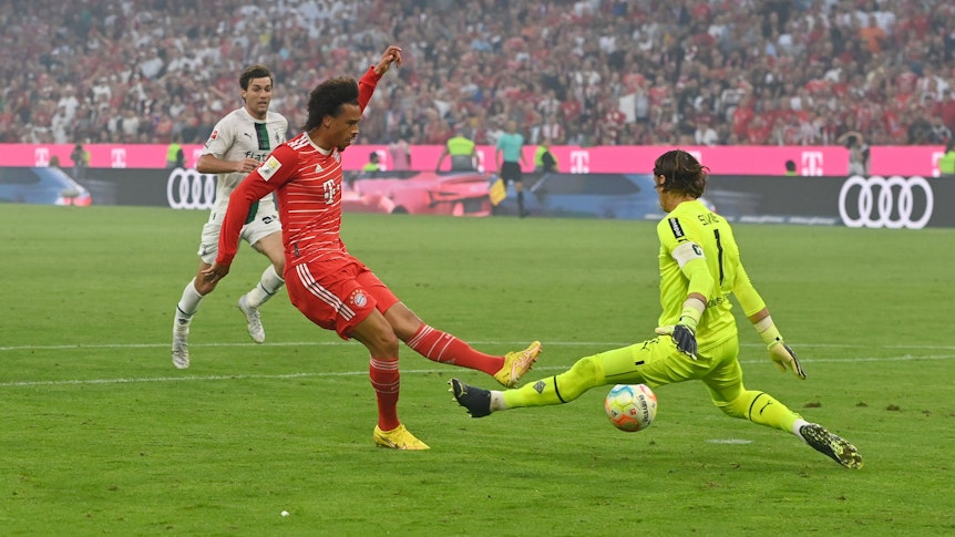 Torwart Yann Sommer von Borussia Mönchengladbach (rechts) am 27. August 2022 bei einer seiner zahlreichen Paraden im Auswärtsspiel beim FC Bayern München. Hier pariert der Schweizer gegen Bayerns Leroy Sané.