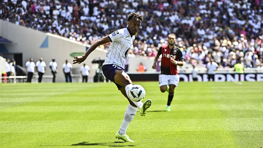 Nathan N'Goumou , hier am 7. August 2022 beim Spiel zwischen Toulouse und Nizza, ist seit Dienstag (30. August) offiziell Spieler von Borussia Mönchengladbach.