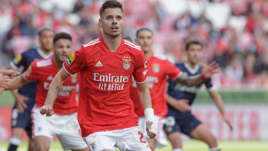 Julian Weigl, Mittelfeldspieler von Benfica Lissabon, gilt als heißer Kandidat für einen Transfer zu Borussia Mönchengladbach. Das Foto zeigt ihn am 23. April 2022 beim Match gegen den Famalicao FC in Aktion.