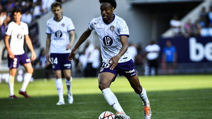 Nathan N'Goumou (verstärkt die Offensive von Borussia Mönchengladbach ab sofort. Das Foto zeigt ihn am 7. Mai 2022 bei einem Spiel zwischen dem FC Toulouse und Nimes.