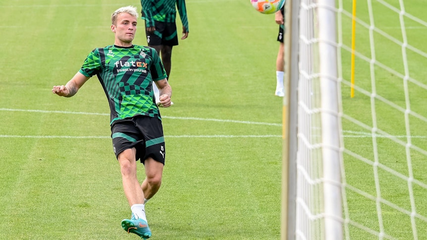 Jordan Beyer von Borussia Mönchengladbach, hieram 4. August im Training der Fohlen, soll bei Champions-League-Teilnehmer Eintracht Frankfurt im Gespräch sein.
