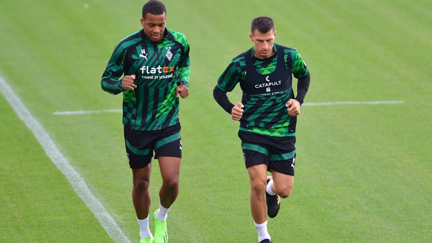 Alassane Plea (l.) und Stefan Lainer (r.) absolvierten am Mittwoch (31. August 20229 eine Laufeinheit neben dem Trainingsplatz im Borussia-Park.